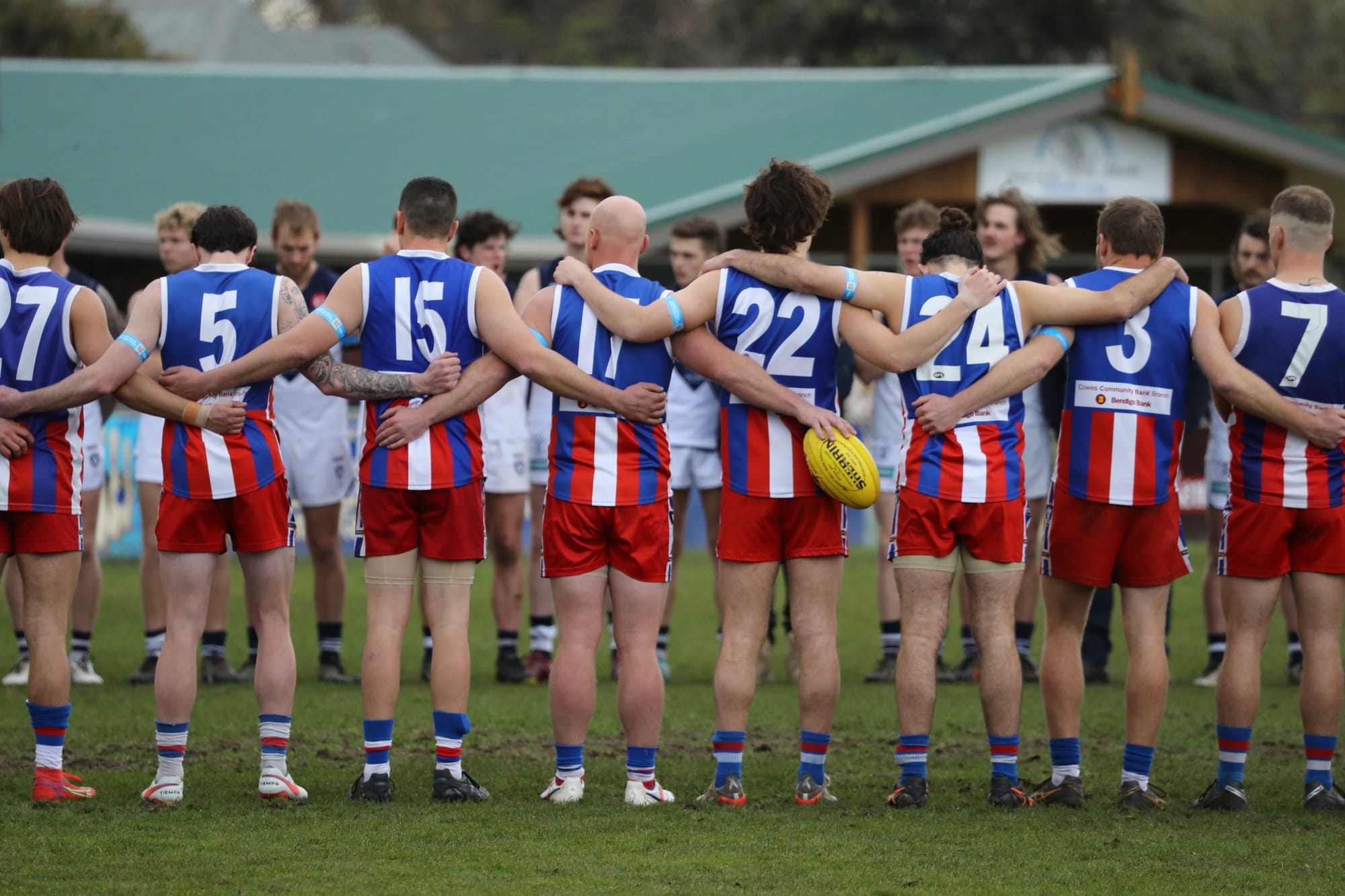 Cold, ladders, black cats and the Gooners test the Bulldogs