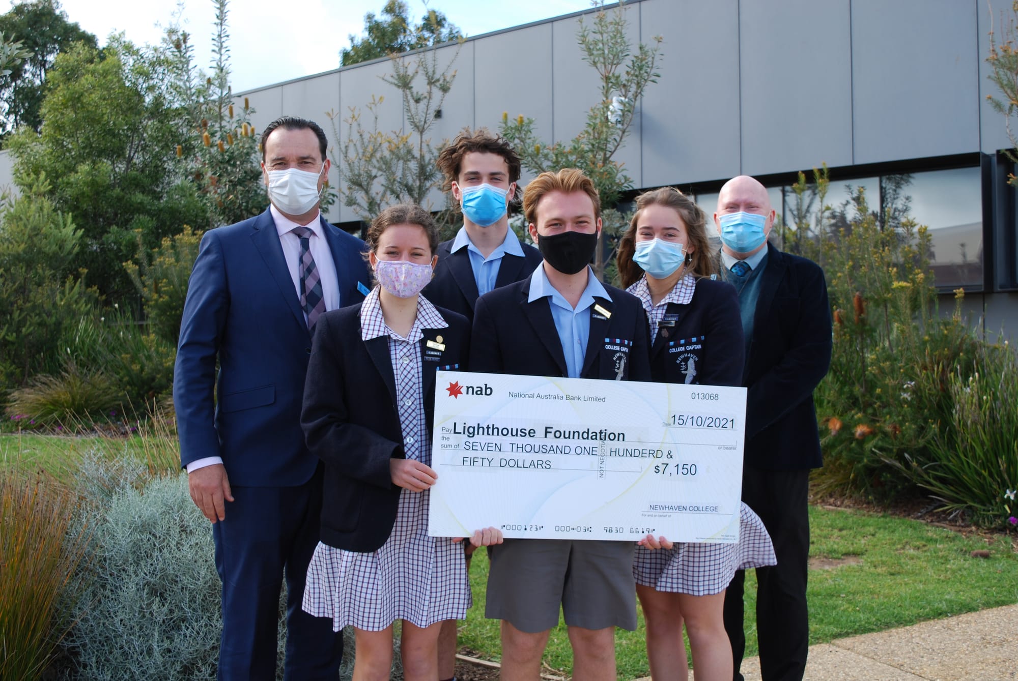 Students help homeless youths