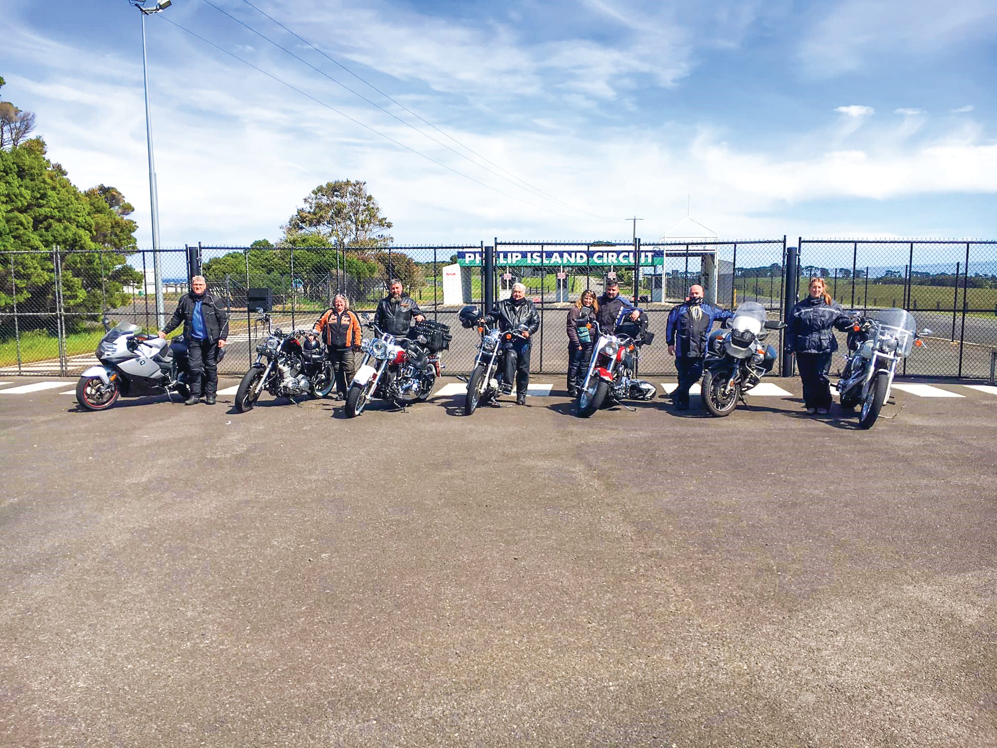 Barry Sheene rides on