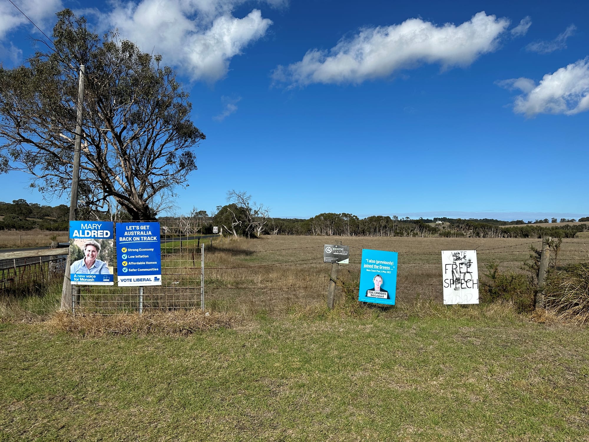 Tricks and texts mark final days of campaign