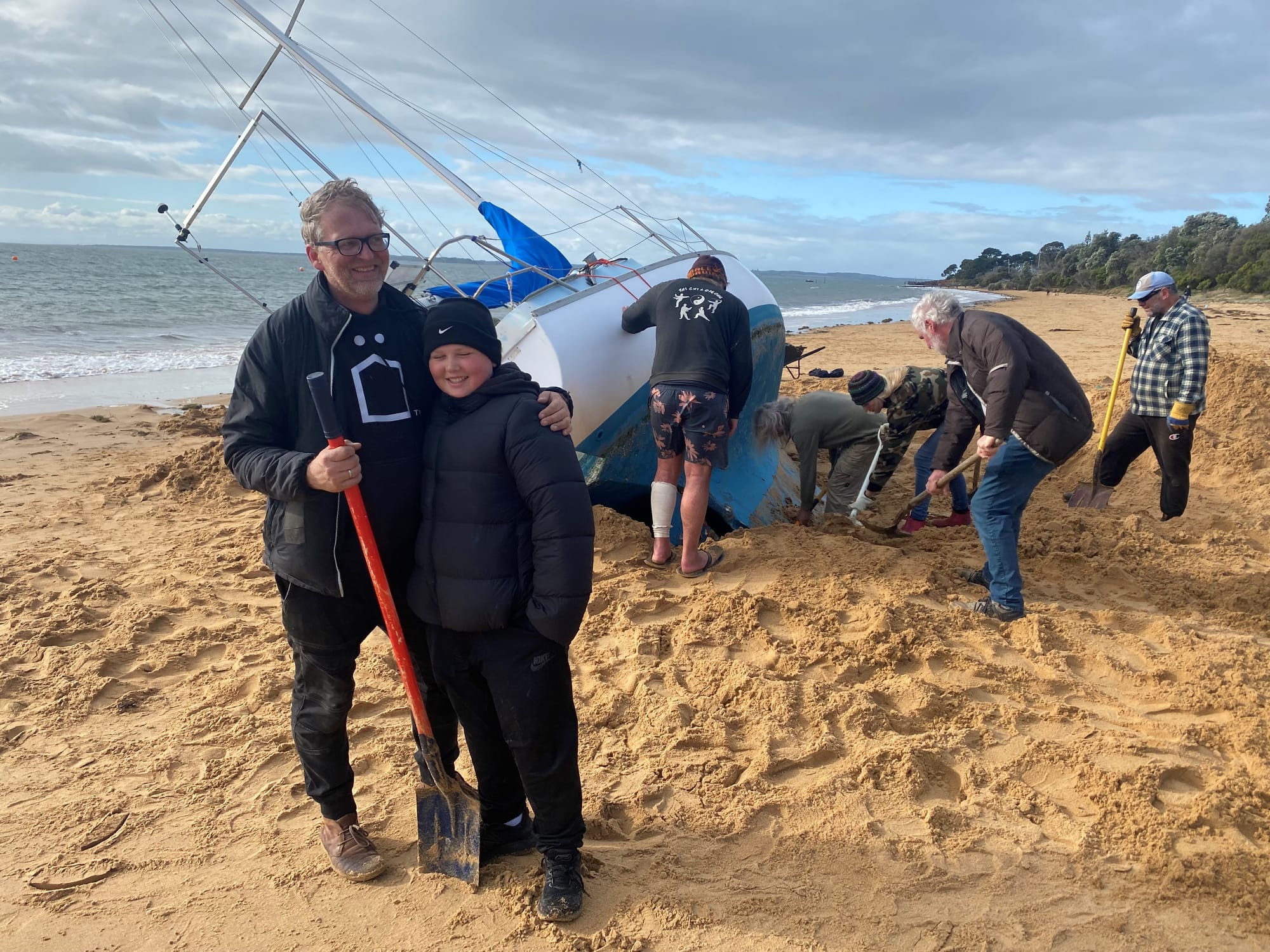 Stranded yacht sparks community effort