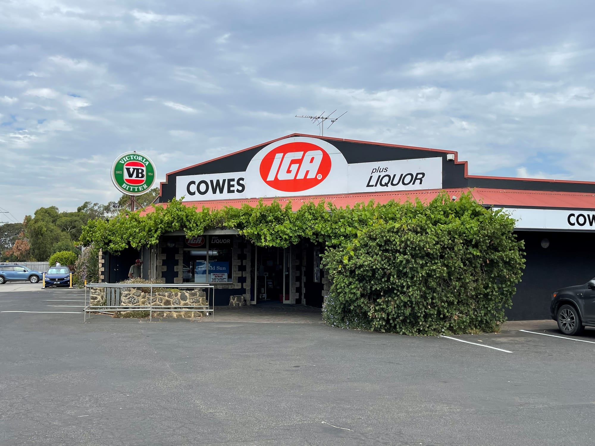 Gang targets local supermarkets