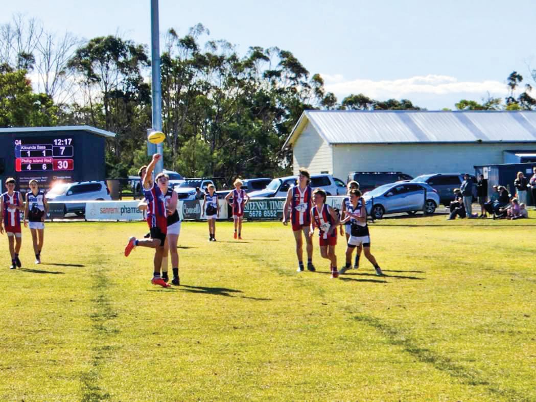 Sunny conditions for Junior footy - Red team