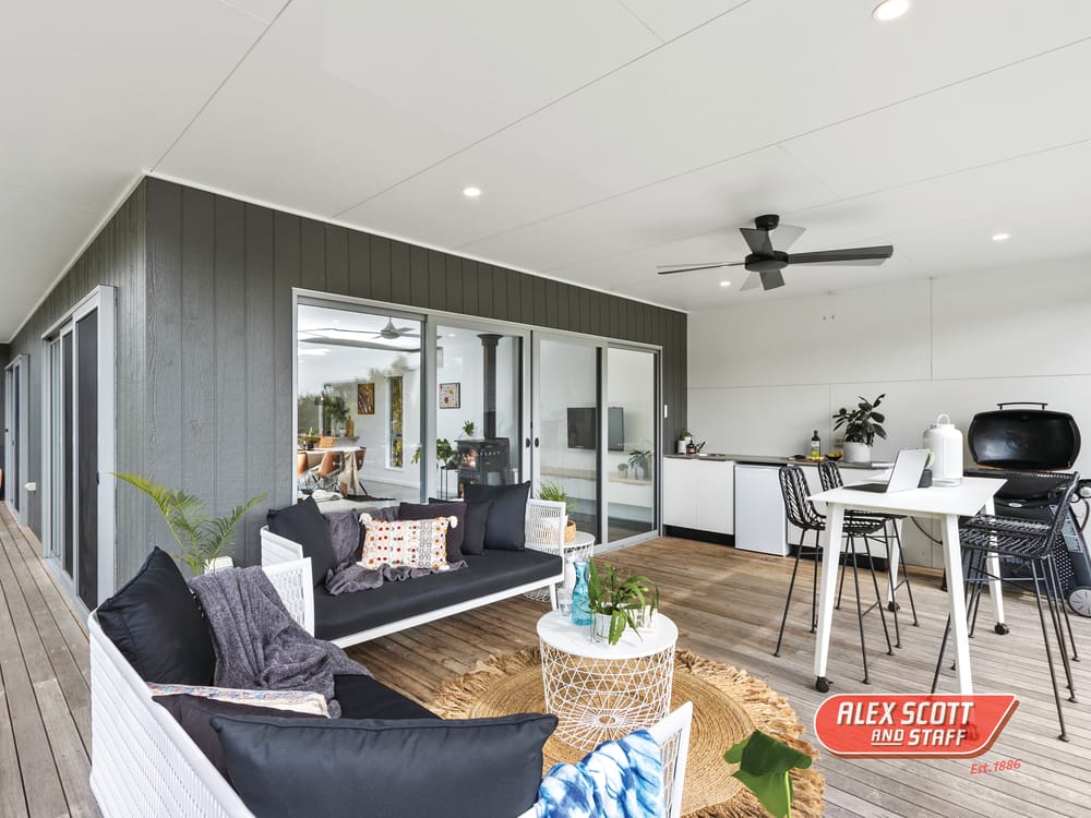 Breathtaking blue-ribbon home post image