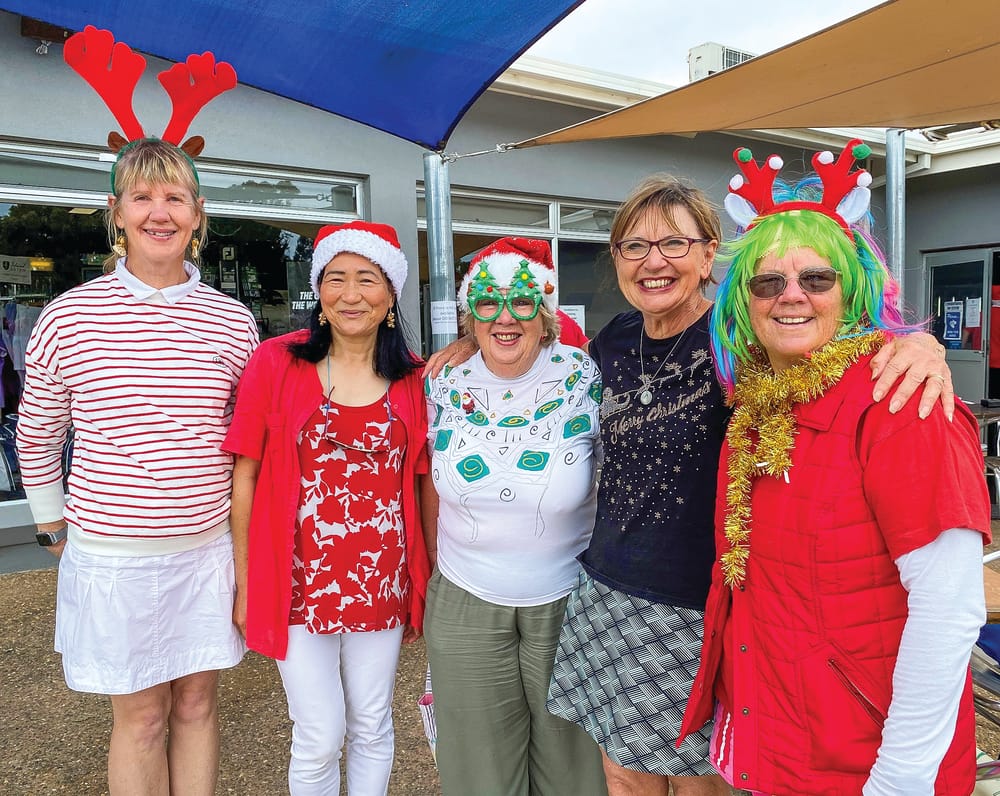 Lady golfers get into the swing of Christmas post image